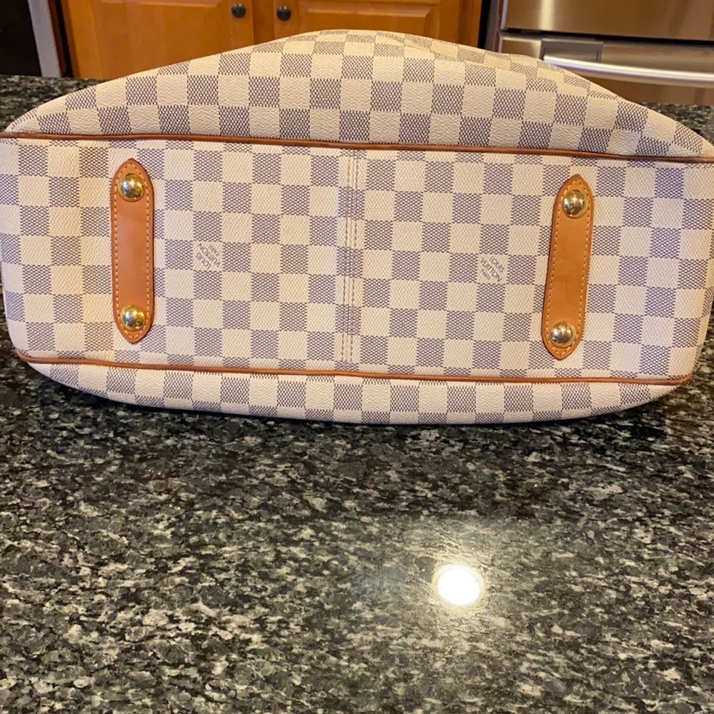 Louis Vuitton Purse - Picture 2 of 5